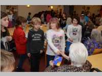 Volksschule feiert Weihnachten im Pflegeheim Neufeld, 17.12.2013