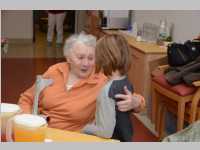 Volksschule feiert Weihnachten im Pflegeheim Neufeld, 17.12.2013