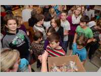 Volksschule feiert Weihnachten im Pflegeheim Neufeld, 17.12.2013