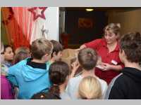 Volksschule feiert Weihnachten im Pflegeheim Neufeld, 17.12.2013