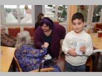 Volksschule feiert Weihnachten im Pflegeheim Neufeld, 17.12.2013