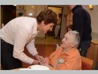 Volksschule feiert Weihnachten im Pflegeheim Neufeld, 17.12.2013