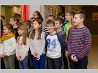 Volksschule feiert Weihnachten im Pflegeheim Neufeld, 23.12.2014