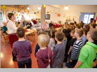 Volksschule feiert Weihnachten im Pflegeheim Neufeld, 23.12.2014