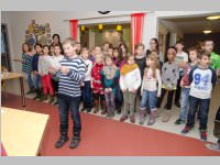 Volksschule feiert Weihnachten im Pflegeheim Neufeld, 23.12.2014