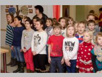 Volksschule feiert Weihnachten im Pflegeheim Neufeld, 23.12.2014
