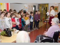 Volksschule feiert Weihnachten im Pflegeheim Neufeld, 23.12.2014