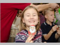 Volksschule feiert Weihnachten im Pflegeheim Neufeld, 23.12.2014
