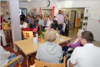Volksschule feiert Weihnachten im Pflegeheim Neufeld, 22.12.2015