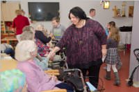 Volksschule feiert Weihnachten im Pflegeheim Neufeld, 22.12.2015