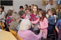Volksschule feiert Weihnachten im Pflegeheim Neufeld, 22.12.2015