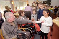Volksschule feiert Weihnachten im Pflegeheim Neufeld, 22.12.2015