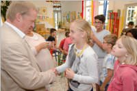 Fahrradhelme f�r die VS Neufeld, 29.06.2015