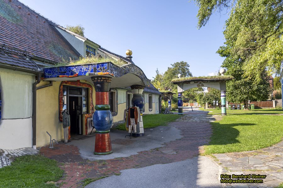 Hundertwasserkirche B�rnbach, Pfarrkirche hl. Barbara, September 2023