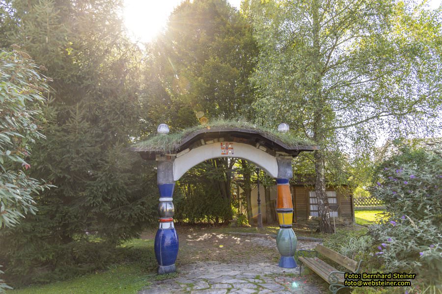 Hundertwasserkirche B�rnbach, Pfarrkirche hl. Barbara, September 2023