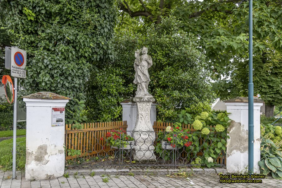 Pfarrkirche und Schloss Traismauer, August 2023